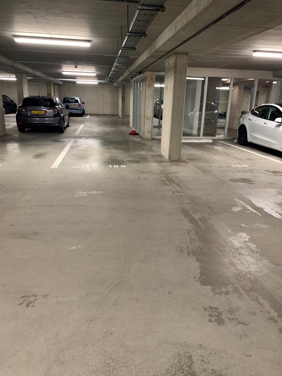 garage plaats naast entree lift.JPG